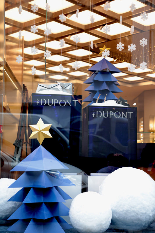 Entdecken Sie ein Weihnachten aus Flamme und Schnee | S.T. Dupont Boutiquen